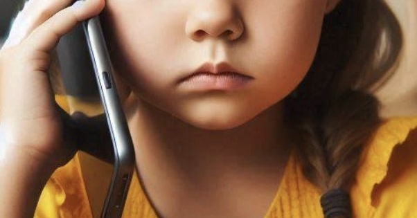 La mamma perde sangue dalla testa dopo essere stata colpita con un bastone dal marito: 12enne lancia l’allarme