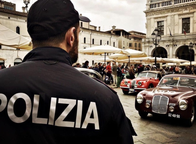 Mille Miglia, nel giorno del via donna ubriaca molesta passanti e partecipanti