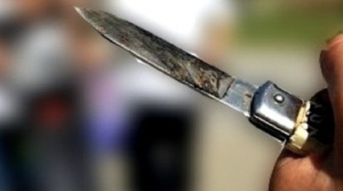 Minaccia la commessa armato di coltello e ruba dieci scatole di profumi: nei guai un 51enne