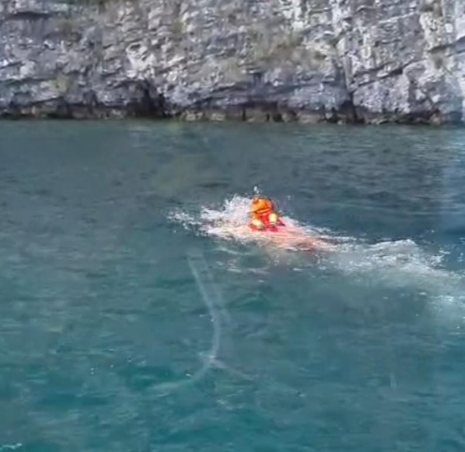 Precipita da una scarpata per circa 100 metri e finisce nel lago: morto ciclista 43enne