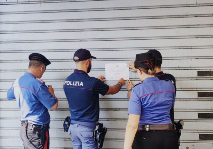 Rissa al bar tra clienti e dipendenti con spranghe e teaser: immediata chiusura e sospensione della licenza