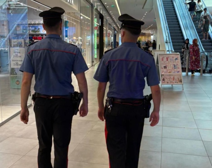 Rubano capi di abbigliamento al centro commerciale: scattano le manette per una coppia