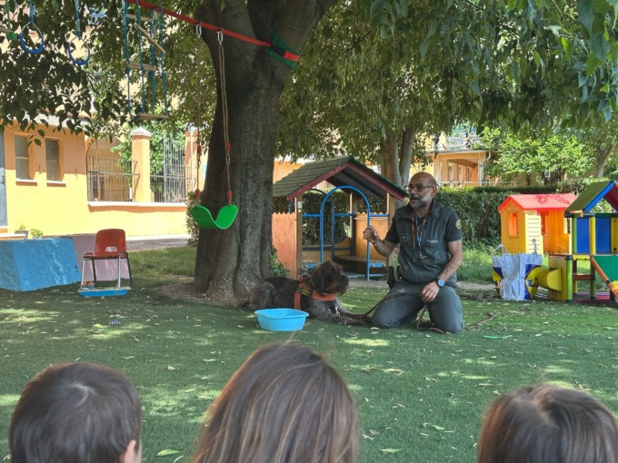 “Se lo conosci diventerete amici”, l’agente Sole con i bimbi dell’asilo di Fiesse