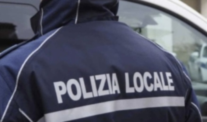 Senza Rca da due anni fugge all’alt della Polizia Locale e rischia un frontale