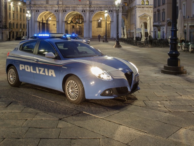 Si avvicinano alle vittime per rubare furtivamente le collanine d’oro poi nascoste in bocca: tre arresti