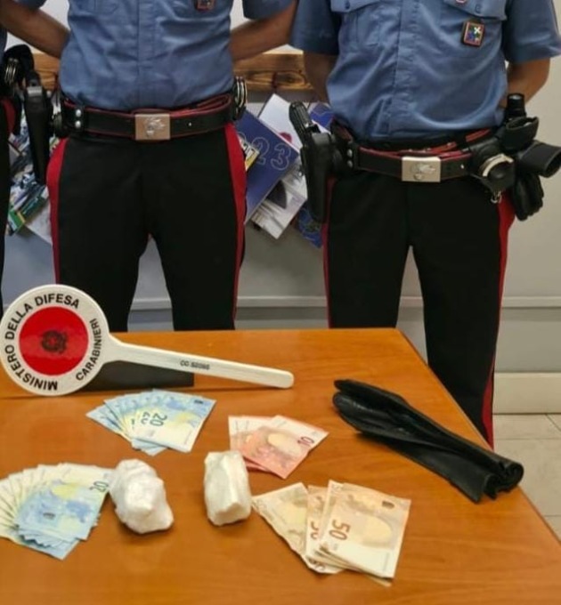 Spaccio: trovata droga in auto e addosso, in manette un 41enne
