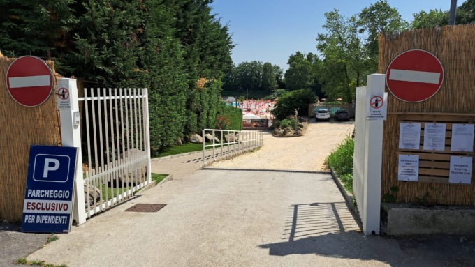 Quando un tuffo in piscina è più importante di due tragedie