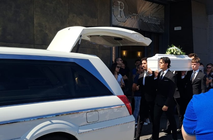 Una bara bianca e il lenzuolo dei ricordi: l’ultimo saluto al piccolo Michael, annegato a 4 anni