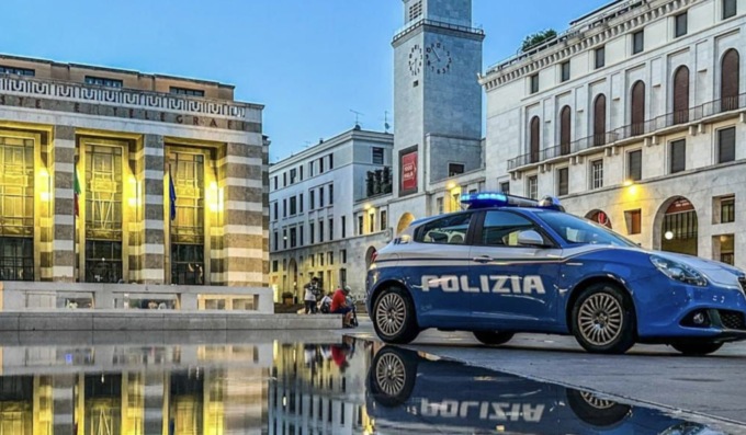 Rubano auricolari ad un coetaneo: arrestati due minori