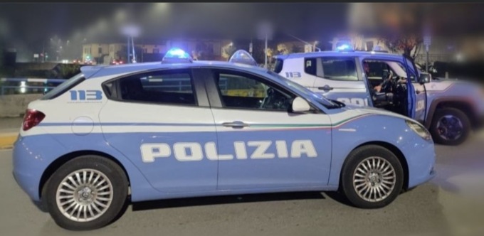 Seduto a cavalcioni sul cornicione di un ponte: salvato dalla Polizia