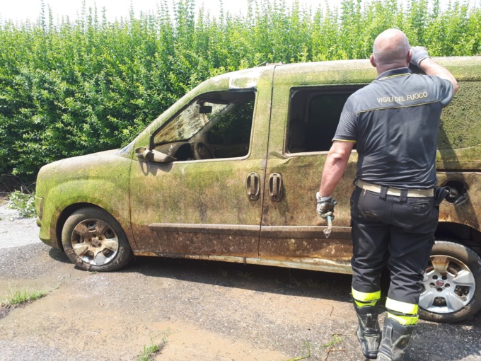 L’auto rubata rispunta dalla roggia dopo un anno e mezzo
