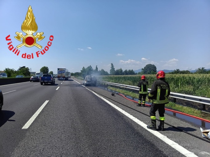 A4: a fuoco un furgone tra Brescia Ovest e Ospitaletto