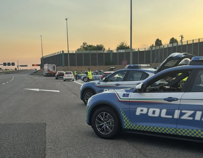Alla guida sotto l’effetto di alcol e droghe: la Polizia ritira 5 patenti, 143 i veicoli controllati
