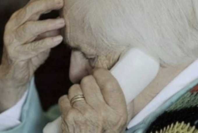 Anziana cade in casa di notte, chiama la Questura: la Polizia la raggiunge e le ritorna il sorriso