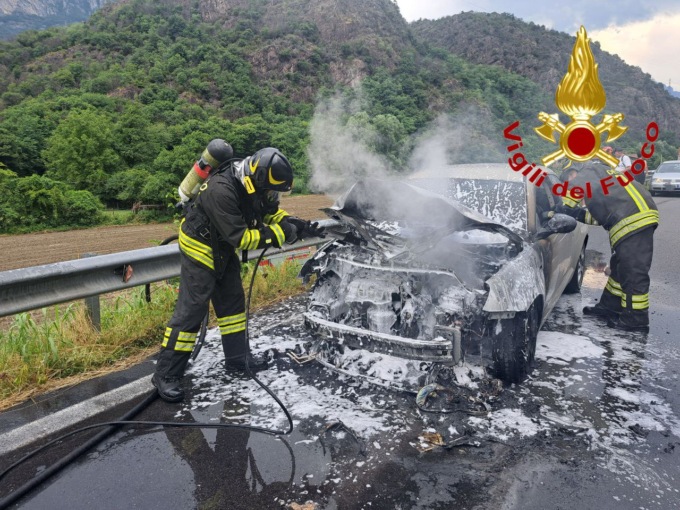 Auto a fuoco a Darfo Boario Terme