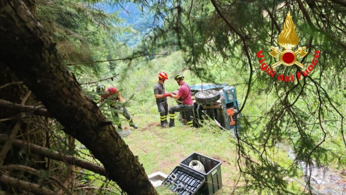Auto si ribalta sul fianco: l’intervento dei Vigili del Fuoco
