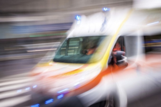 Cade dalla bicicletta, nulla da fare per un anziano