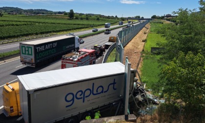 Incidente in A4 tra Palazzolo e Rovato: camion sfonda la barriera fonoassorbente