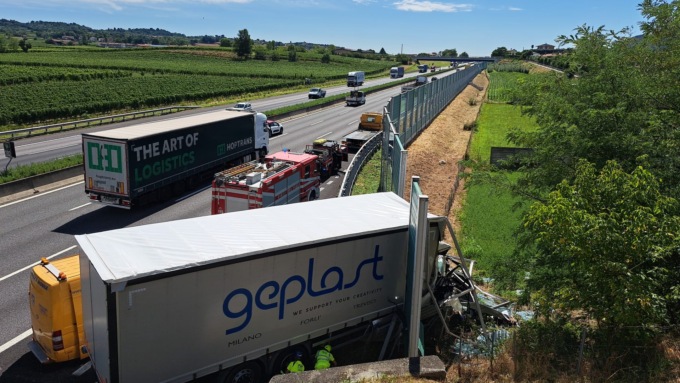 Incidente in A4 tra Palazzolo e Rovato: camion sfonda la barriera fonoassorbente