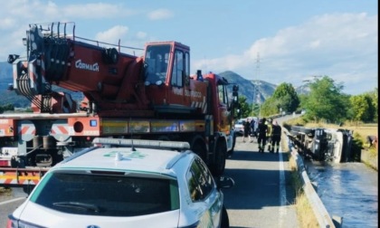 Rezzato: camion si ribalta nella roggia