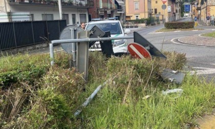 Esce di strada con l’auto e danneggia i segnali stradali ma non dice nulla per evitare di risarcire