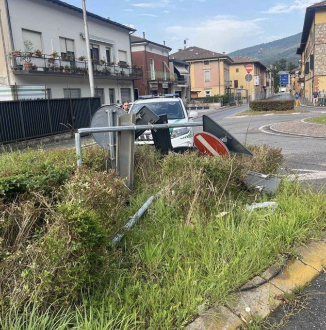 Esce di strada con l’auto e danneggia i segnali stradali ma non dice nulla per evitare di risarcire