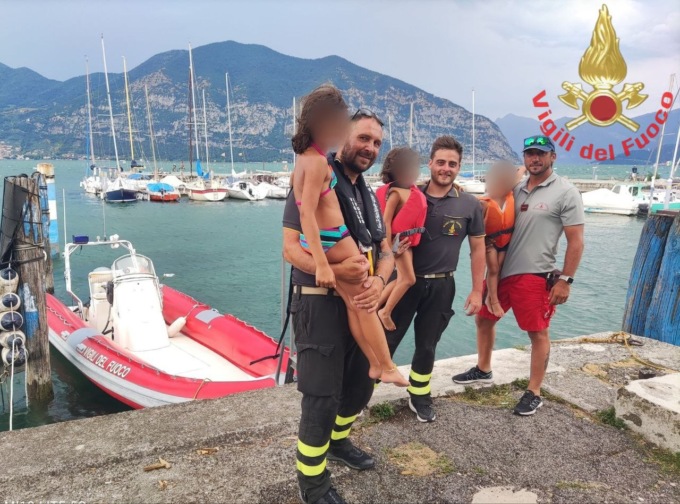 Famiglia bloccata sul pedalò: salvati dai Vigili del Fuoco