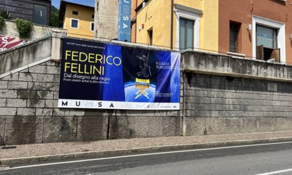 “Federico Fellini. Dal disegno alla regia”: la mostra al Mu.Sa, museo di Salò