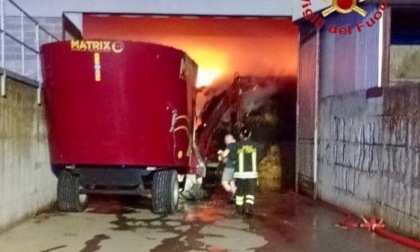 Fiamme a Travagliato: a fuoco un fienile