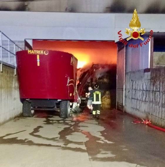 Fiamme a Travagliato: a fuoco un fienile