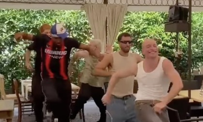 Il corpo di ballo di Marco Mengoni si esibisce in un ristorante di Rovato