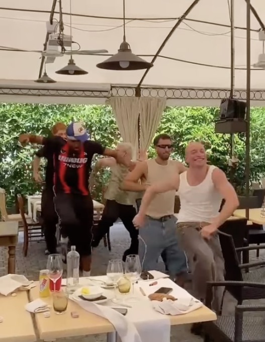 Il corpo di ballo di Marco Mengoni si esibisce in un ristorante di Rovato