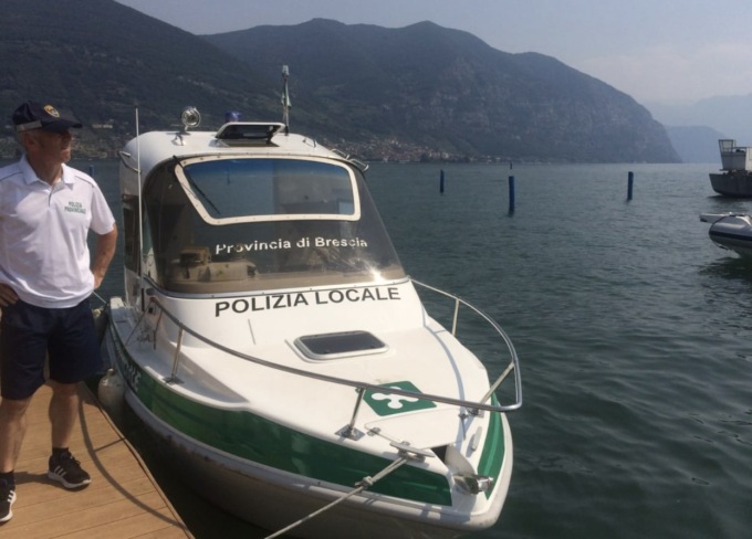 Kayak rischia di affondare: tre ragazzi salvati dalla motovedetta della Polizia Provinciale