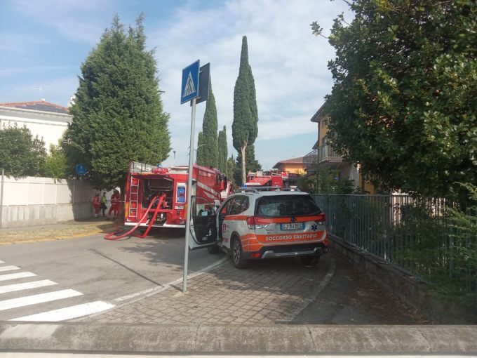 Incendio in via San Martino a Montichiari: evacuati i residenti nelle vicinanze