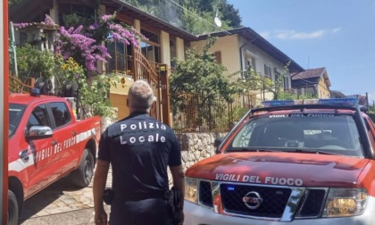 Incendio divampa dal tetto di un’abitazione, lo nota il sindaco e allerta i Vigili del Fuoco