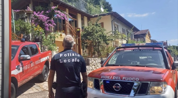 Incendio divampa dal tetto di un’abitazione, lo nota il sindaco e allerta i Vigili del Fuoco