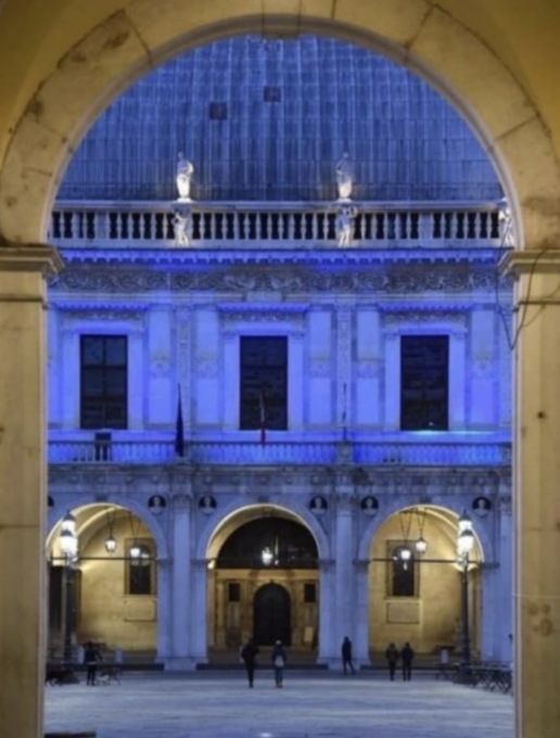 Kand: Palazzo Loggia si illumina di azzurro per sensibilizzare sulla malattia genetica