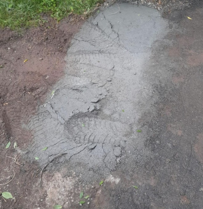Lavori in corso ma qualcuno sposta le transenne passando sopra al cemento ancora fresco