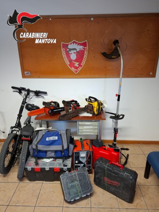 Materiale (rubato) in un’azienda dismessa, l’appello: “Chi riconoscesse oggetti di sua proprietà si rechi in caserma”