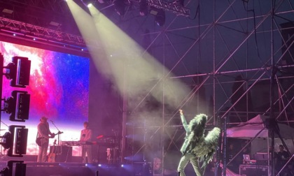 Mika strabiliante perfomer al Vittoriale degli Italiani: colori, musica, show vista lago