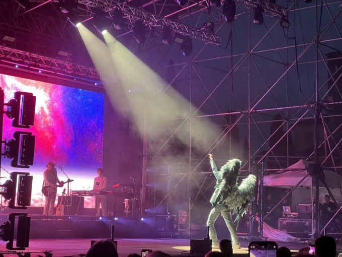 Mika strabiliante perfomer al Vittoriale degli Italiani: colori, musica, show vista lago