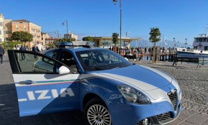 Minaccia giovani turisti stranieri con un coltello: scattano denuncia e foglio di via