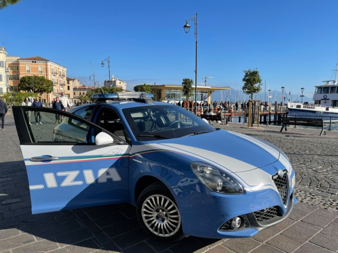 Minaccia giovani turisti stranieri con un coltello: scattano denuncia e foglio di via