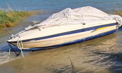 Natante spiaggiato nel Basso Garda, l’appello della Guardia Costiera