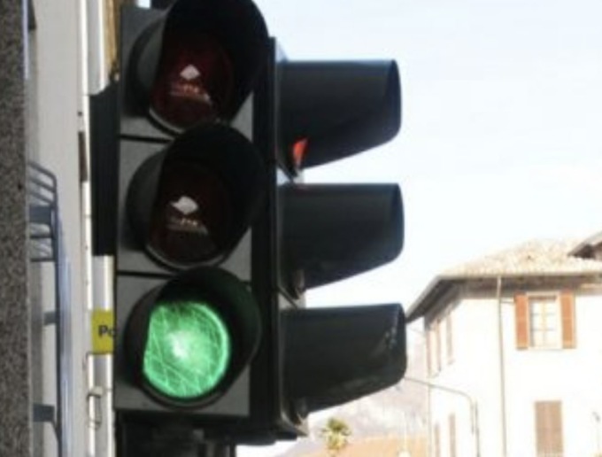 Nuovo impianto semaforico a chiamata pedonale: al via la sperimentazione a Brescia