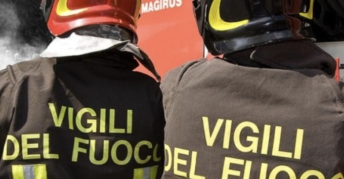 Pullman ha preso fuoco al deposito: l’intervento dei Vigili del Fuoco