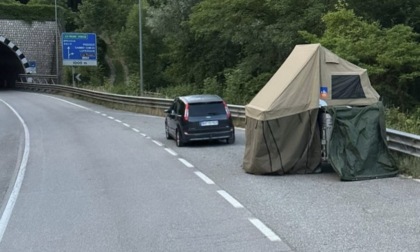 Rimane a piedi con l’auto e…monta una tenda in tangenziale