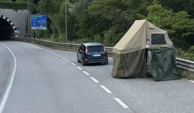 Rimane a piedi con l’auto e…monta una tenda in tangenziale