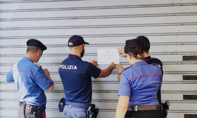 Bussa alle porte della caserma e denuncia di essere stato picchiato