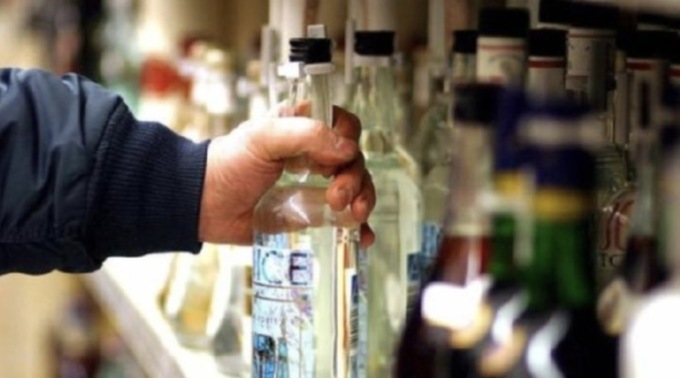 Malore in cella dopo il furto di superalcolici, in Pronto soccorso pugni agli infermieri